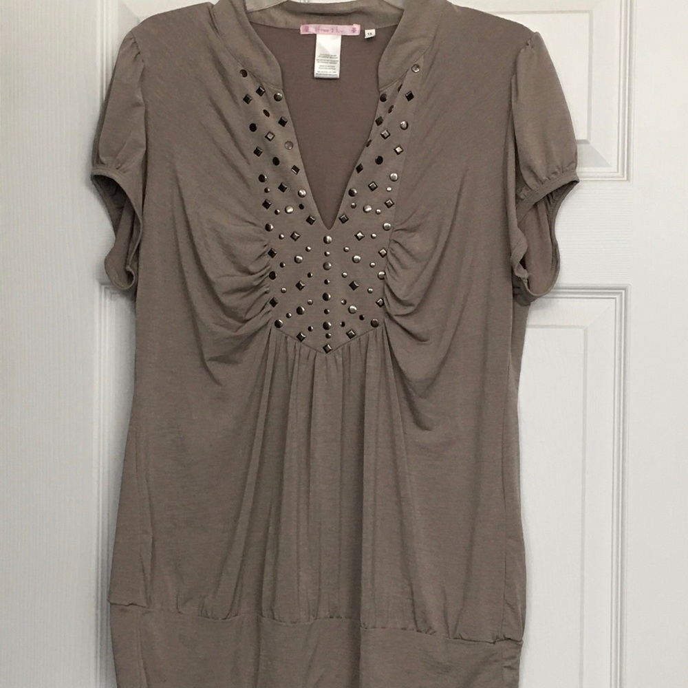 Cute taupe shirt with design